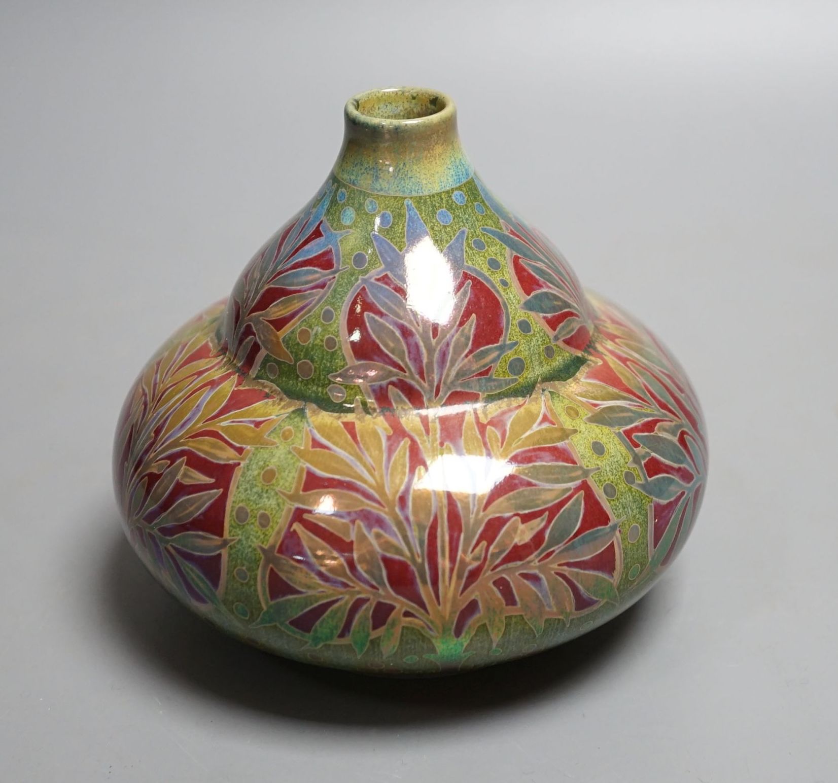 A Pilkingon's Royal Lancastrian lustre vase 11cm